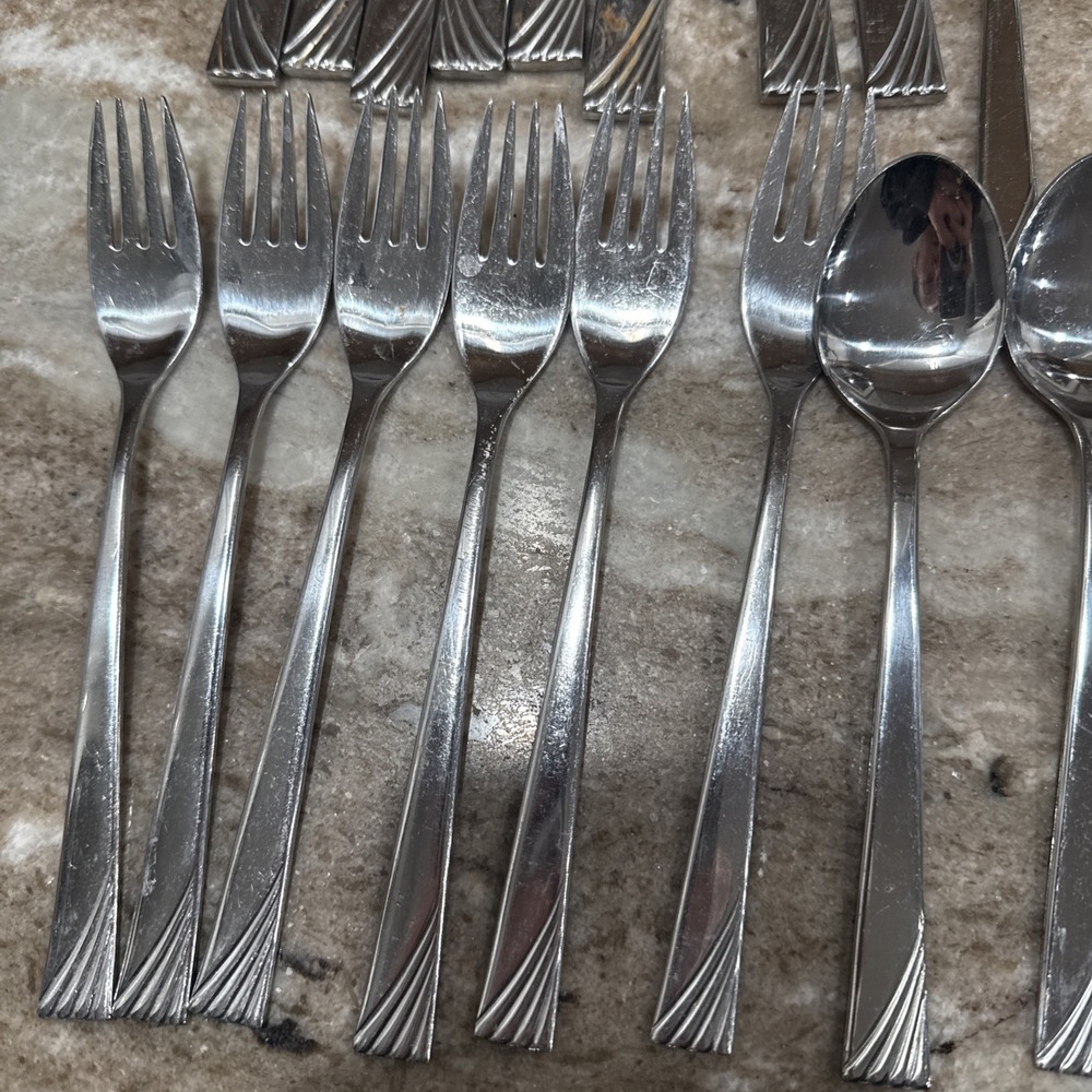 Reed & Barton Select Canaveral Stainless Flatware 35 Pc Lot Knives Forks Spoons - Picture 5 of 16
